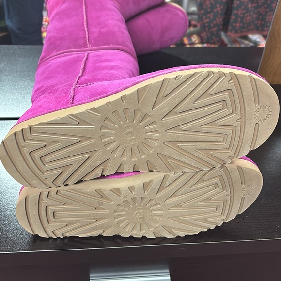 UGG Classic Short Boots - Picture 2 of 6